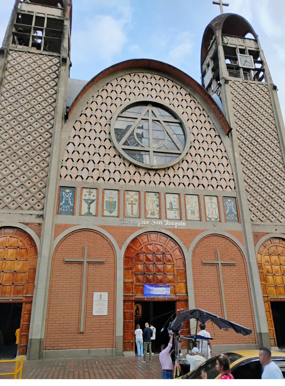 Fachada y vitral principal