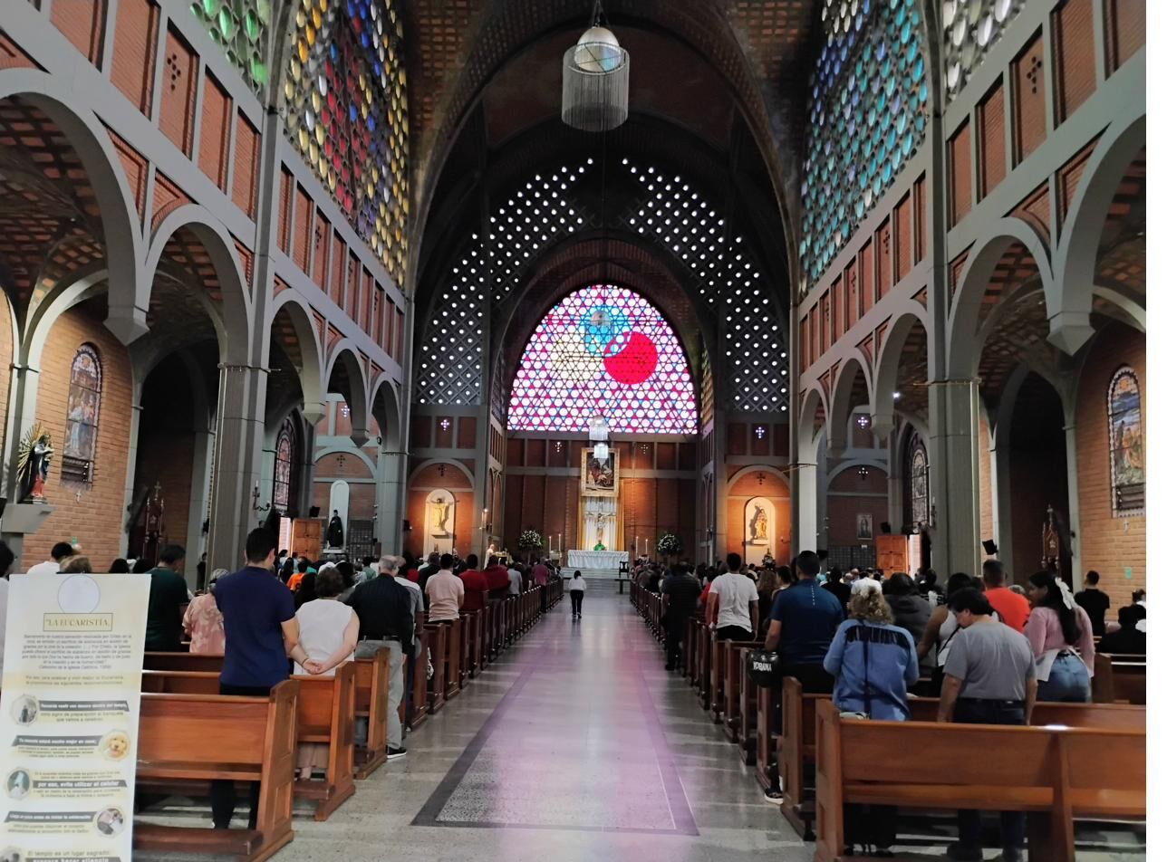Interior — Nave central y vitrales